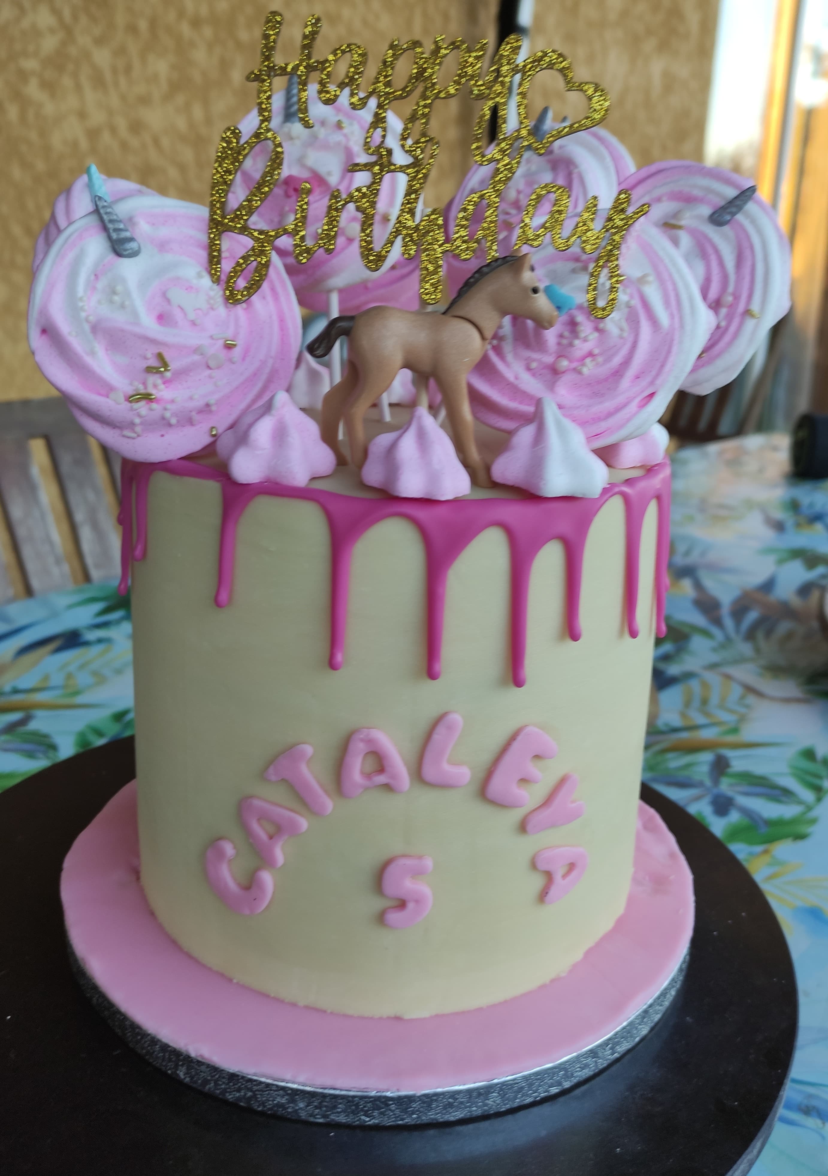 Layer cake d'anniversaire personnalisé Layer cake d'anniversaire personnalisé sur mesure à Montauban, gâteau artisanal Odyssée Sucrée